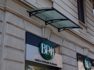 pensilina su sportello bancomat